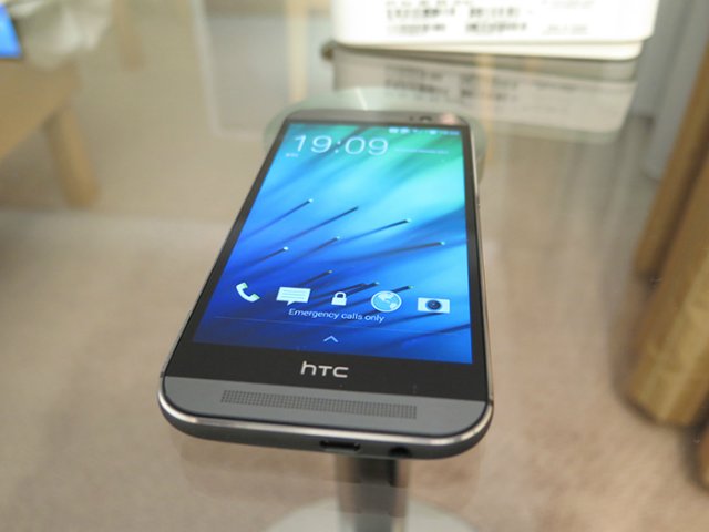 HTC One m8 фото экраном к зрителю