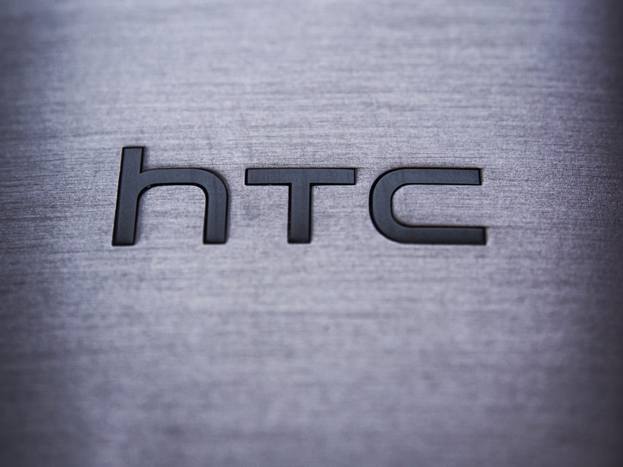 HTC надпись крупным планом на смартфне one m8
