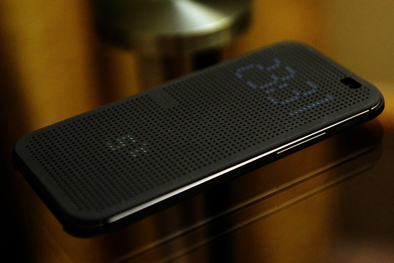 HTC ONE m8 в темном чехле