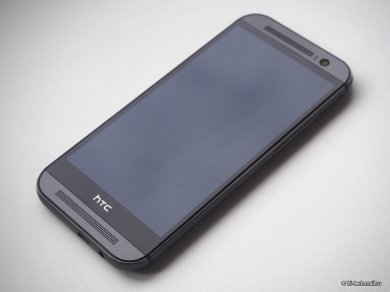 Выключенный HTC ONE m8 экраном вверх