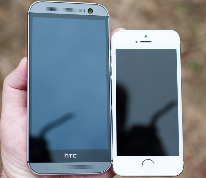 сравнение размеров HTC one m8 и iphone 5s