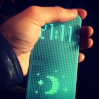 HTC one m8 в сине-зеленом чехле с перфорацией