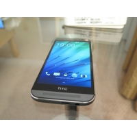 HTC One m8 фото экраном к зрителю