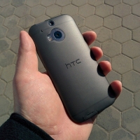HTC one m8 в прилагающемся чехле