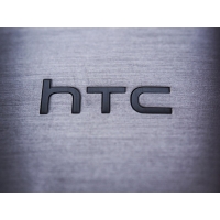 HTC надпись крупным планом на смартфне one m8