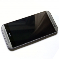 HTC one m8 на белом фоне