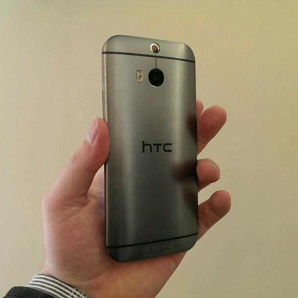 HTC one m8 в руке задней крышкой