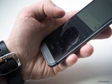 HTC ONE m8 в руке - фото